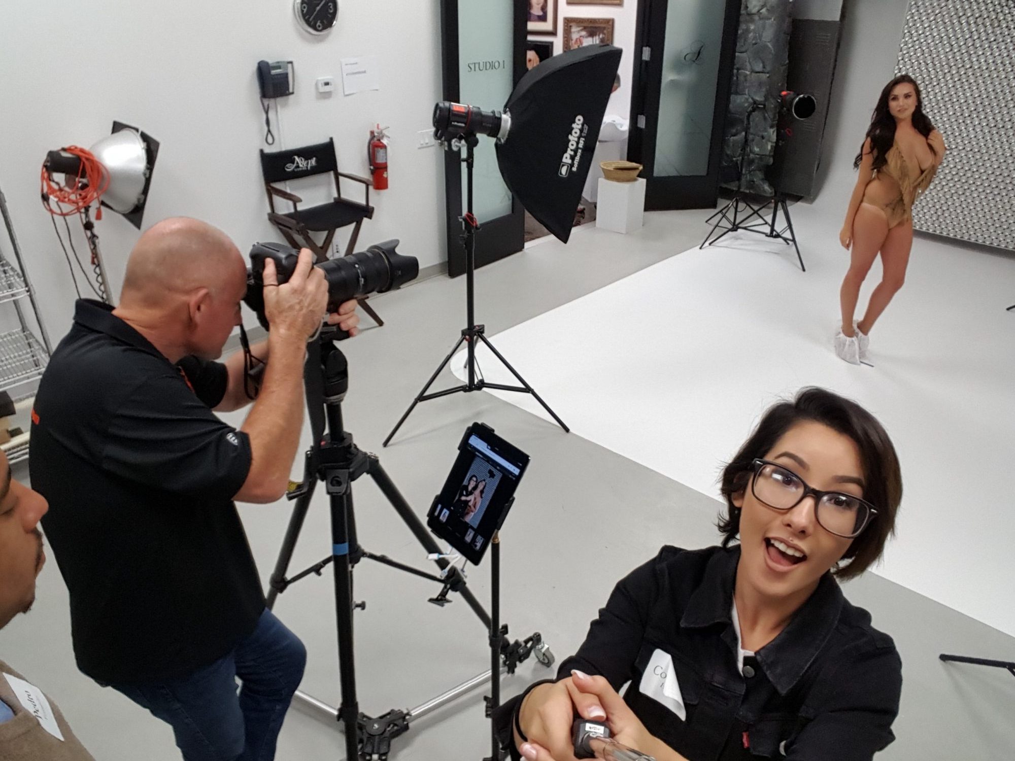 Shooting with Nikon D5 with wireless transmitter WT-6A transmitting to iPad tablet running Nikon Software, supported on a mini light stand and a K&M iPad Mount